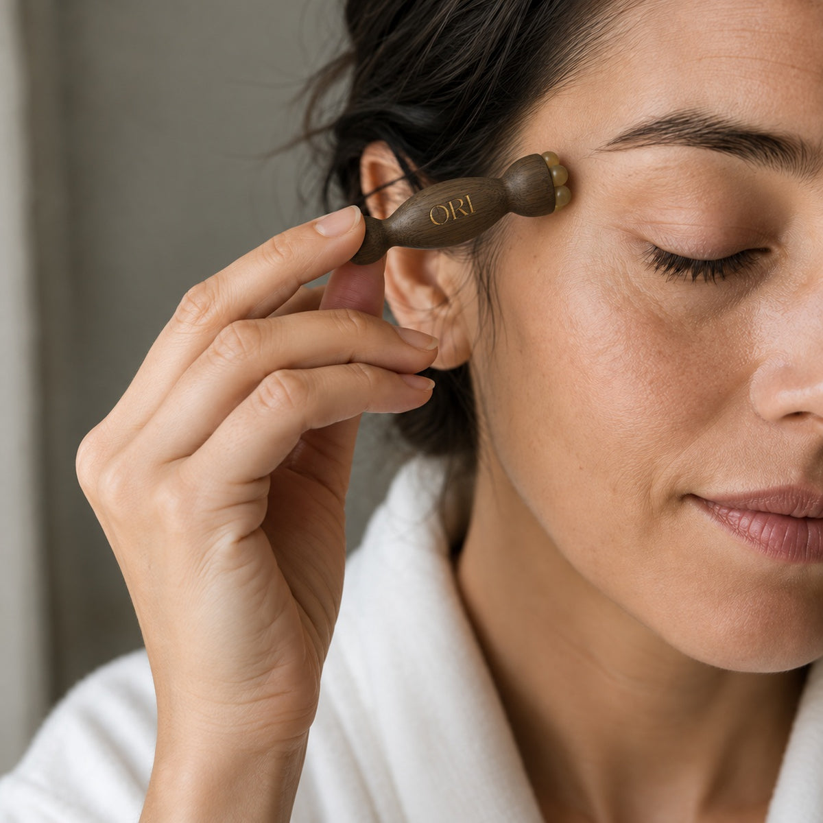 Green sandalwood eye massage tool: Held along the brow line