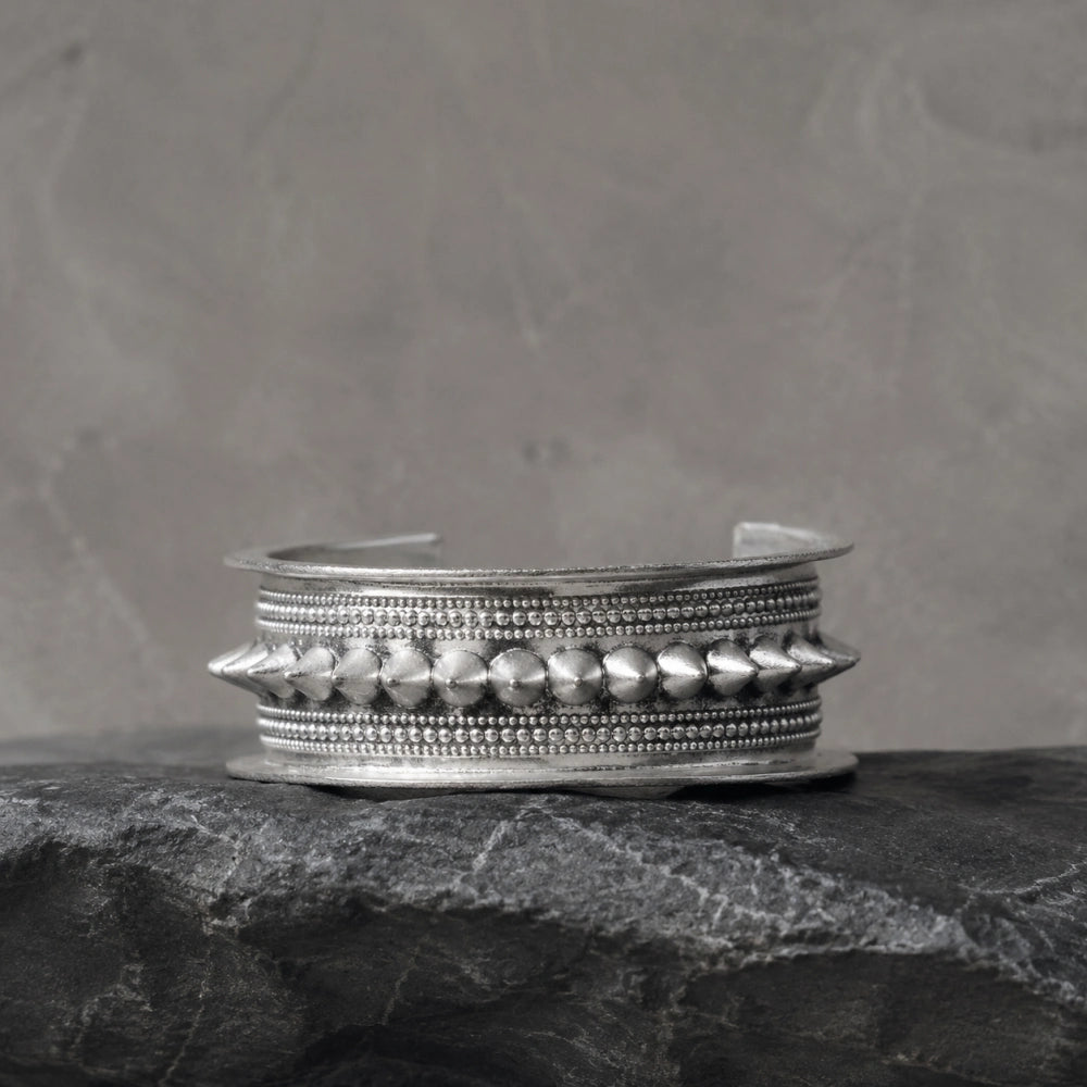 Miao silver patterned bracelet: Side view of raised decorative rows on stone