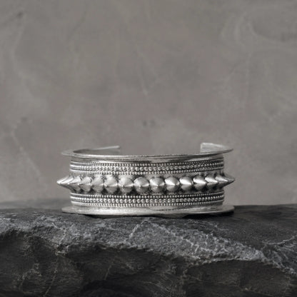 Miao silver patterned bracelet: Side view of raised decorative rows on stone