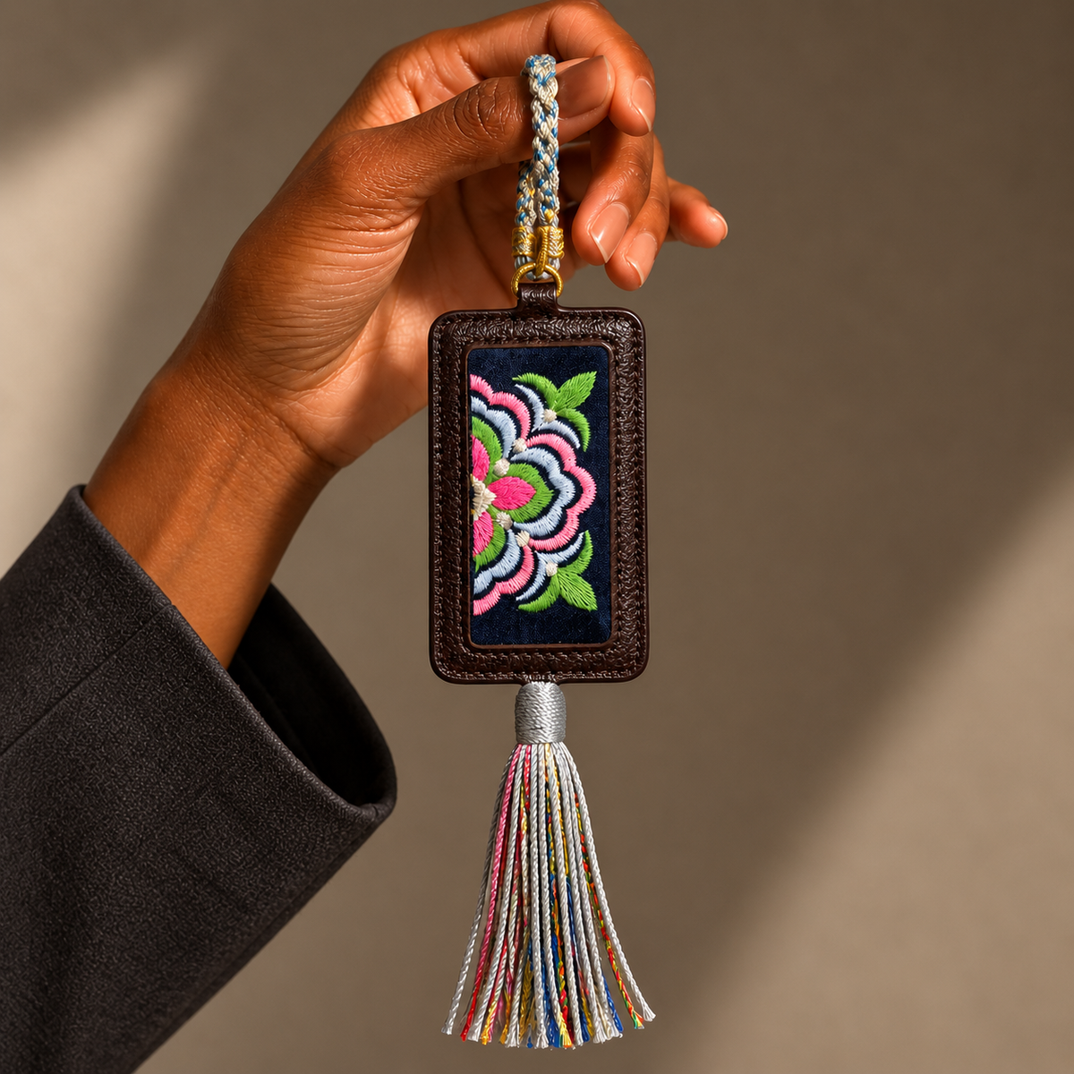 Xixiu embroidered luggage tag: Geometric embroidered tag held by its loop